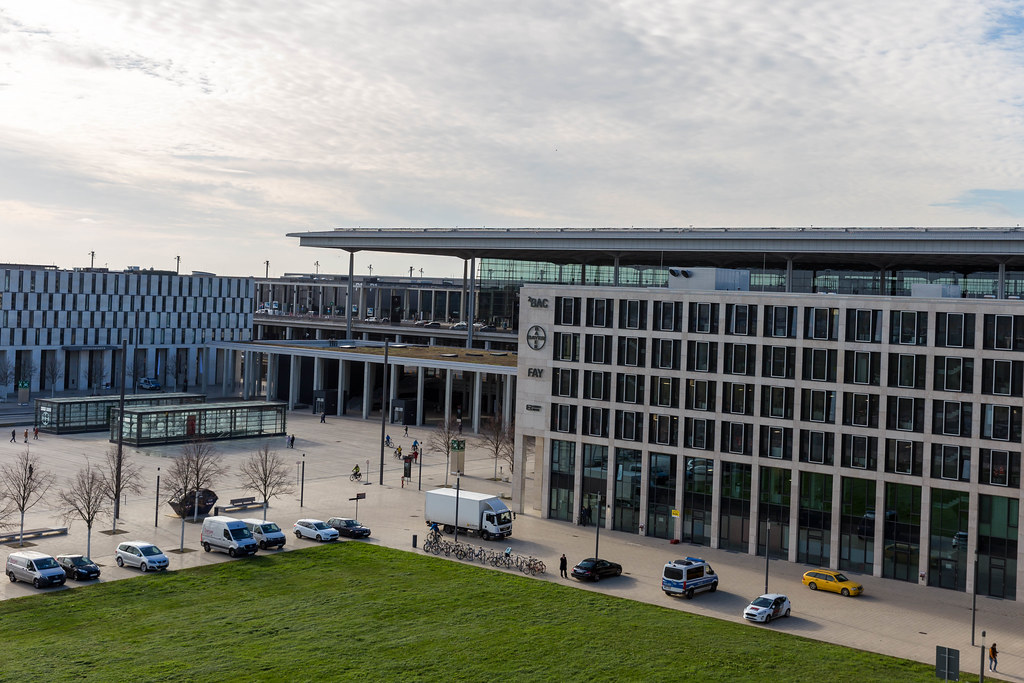 Das ²BAC Büro- und Dienstleistungsgebäude am Flughafen BER mit Bayer und Fay Logos