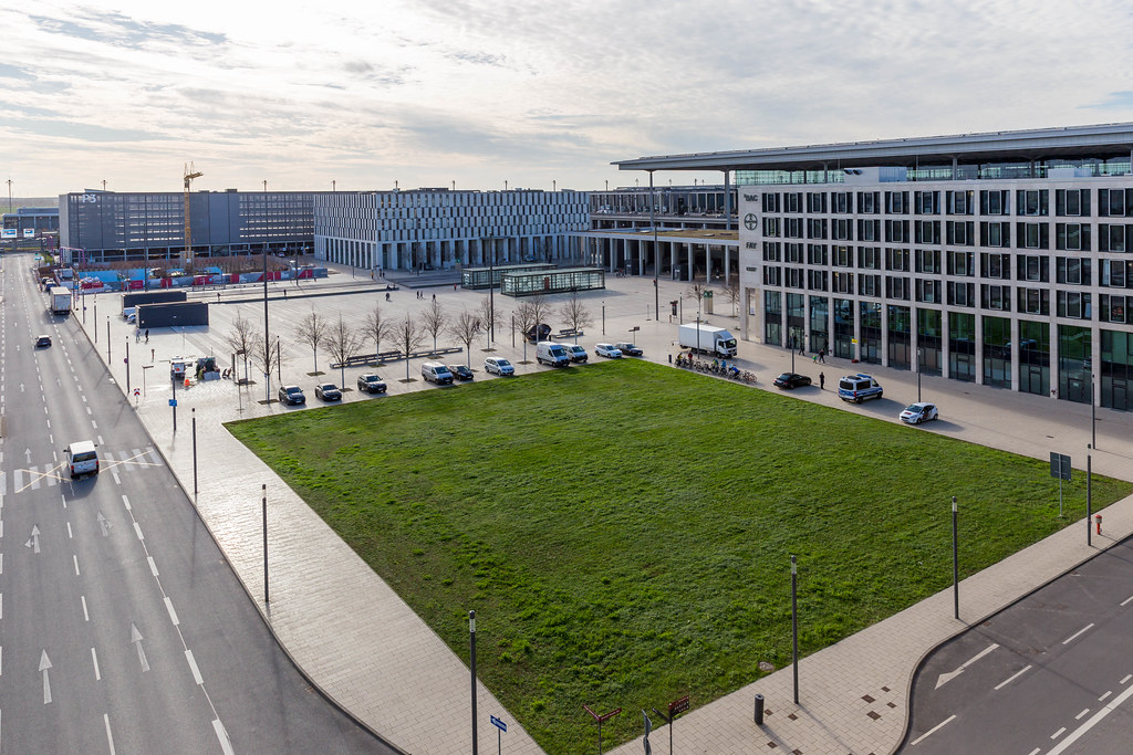 Willy-Brandt-Platz und Bürogebäude ²BAC (Berlin-Brandenburg Airport Center) am Flughafen BER
