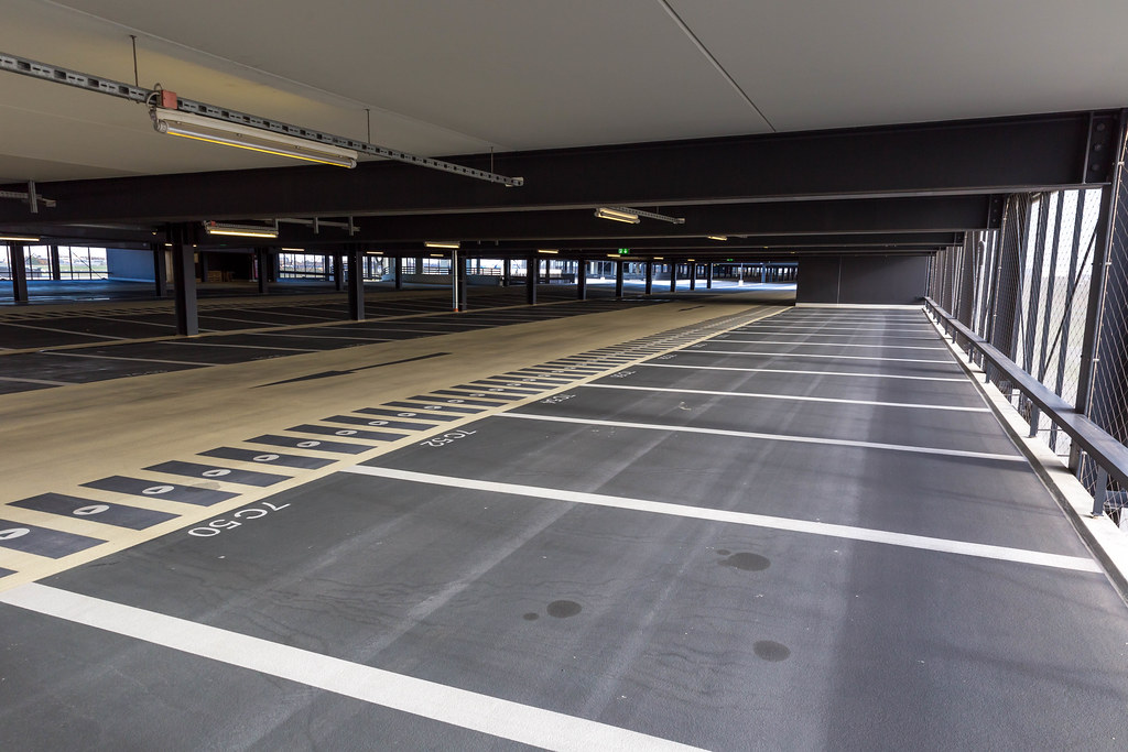 Leeres Parkhaus am neuen Flughafen BER mit vielen noch unbenutzten Parkplätzen