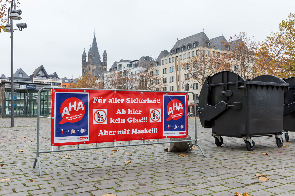 11.11.2020 in Köln: der gesperrte Heumarkt mit einem großen Banner mit Corona-Regeln und Glasverbot