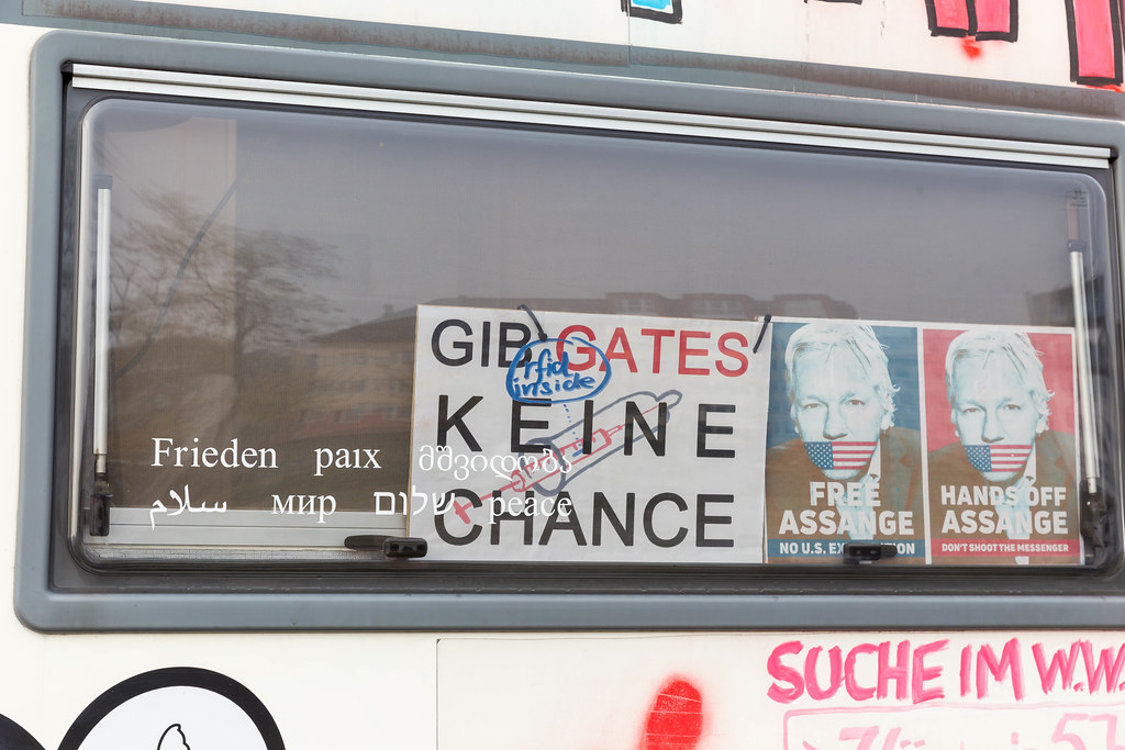 Anti-Corona-Demo in Köln: Wohnmobil mit Schildern 