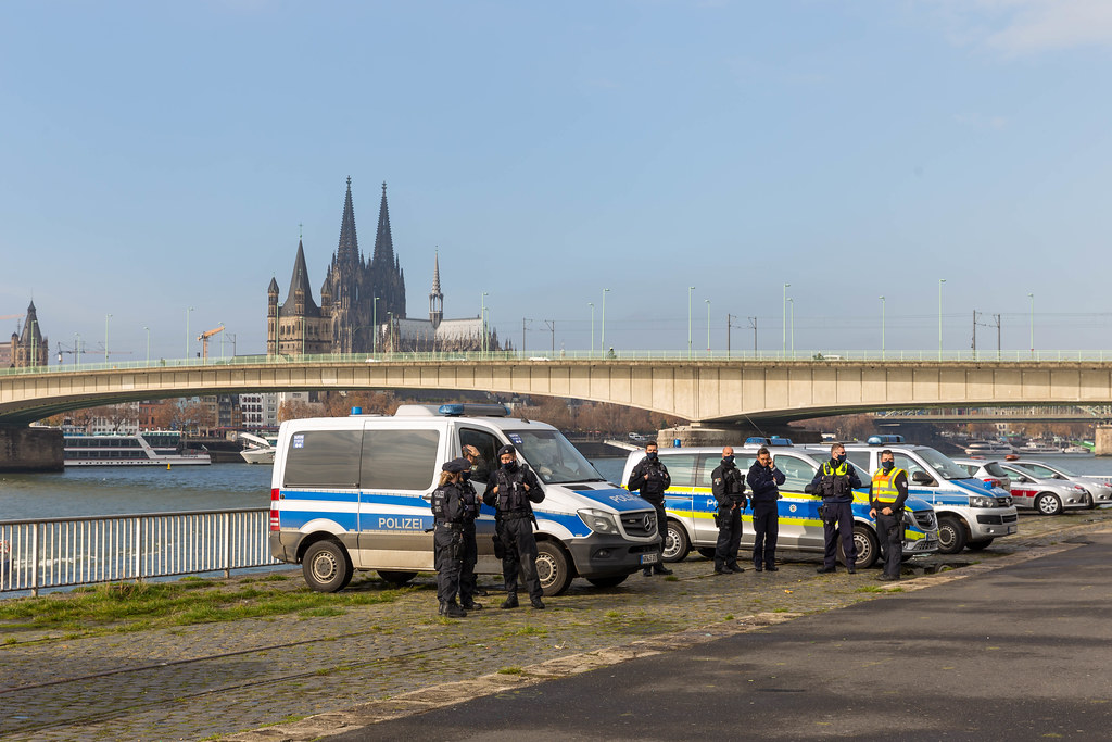 Polizisten überwachen die Querdenker-Demo am 11.11. mit dem Kölner Dom im Hintergrund