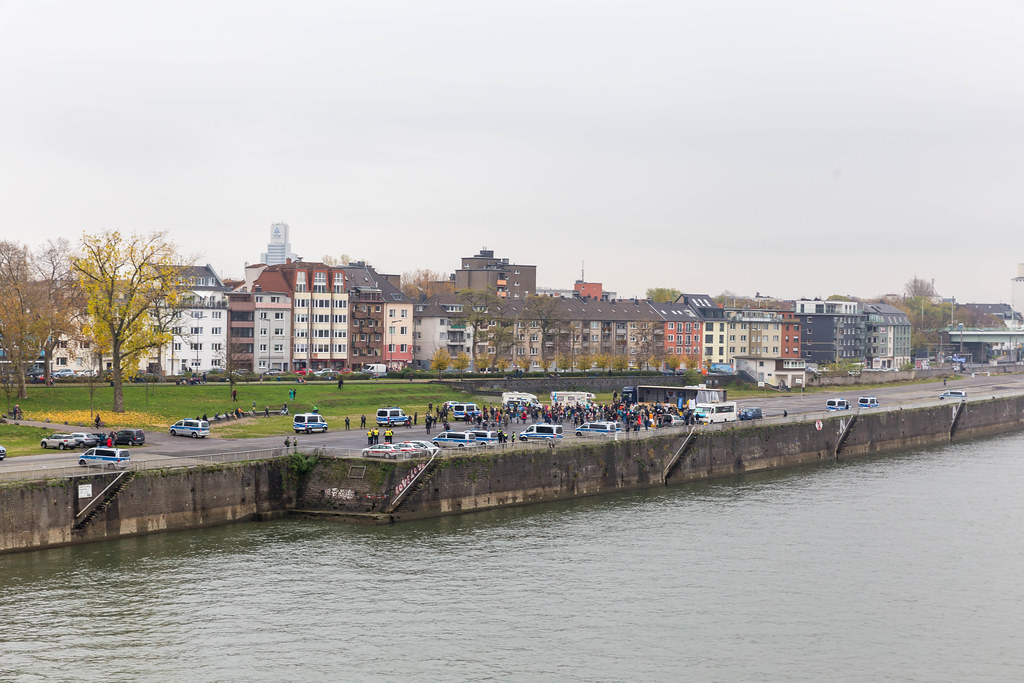 Blick auf die Deutzer Werft in Köln: Querdenker Demo am 11.11.2020 mit vielen Polizeifahrzeugen