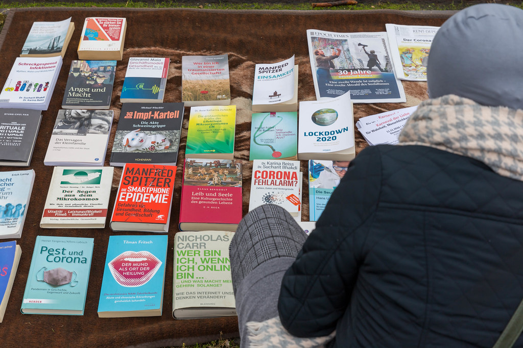 Zahlreiche Bücher mit Verschwörungstheorien zur Corona-Pandemie bei Anti-Corona Demo in Köln