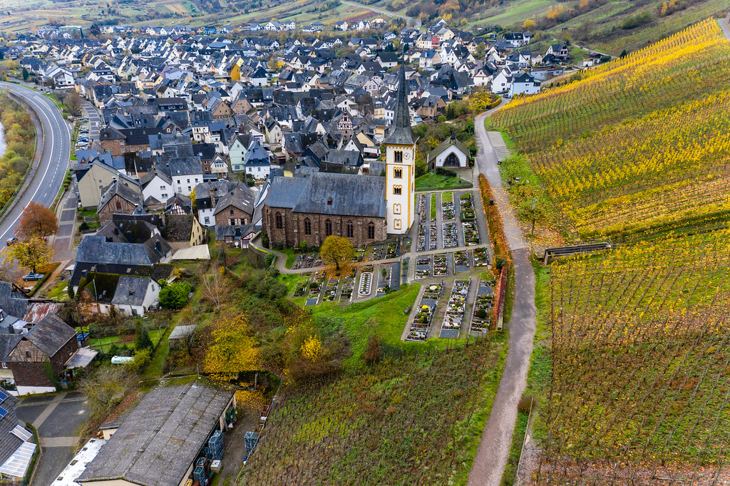 Luftaufnahme von Bremm, Deutschland mit St. Laurentius-Kirche, Wohnhäuser und Weinberg
