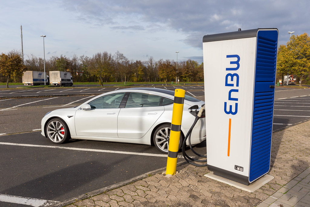 Das Elektro-Fahrzeug Tesla Model 3 lädt an einer EnBW mobility+ Elektro-Ladestation an einem Rastplatz in Rheinland-Pfalz in Deutschland