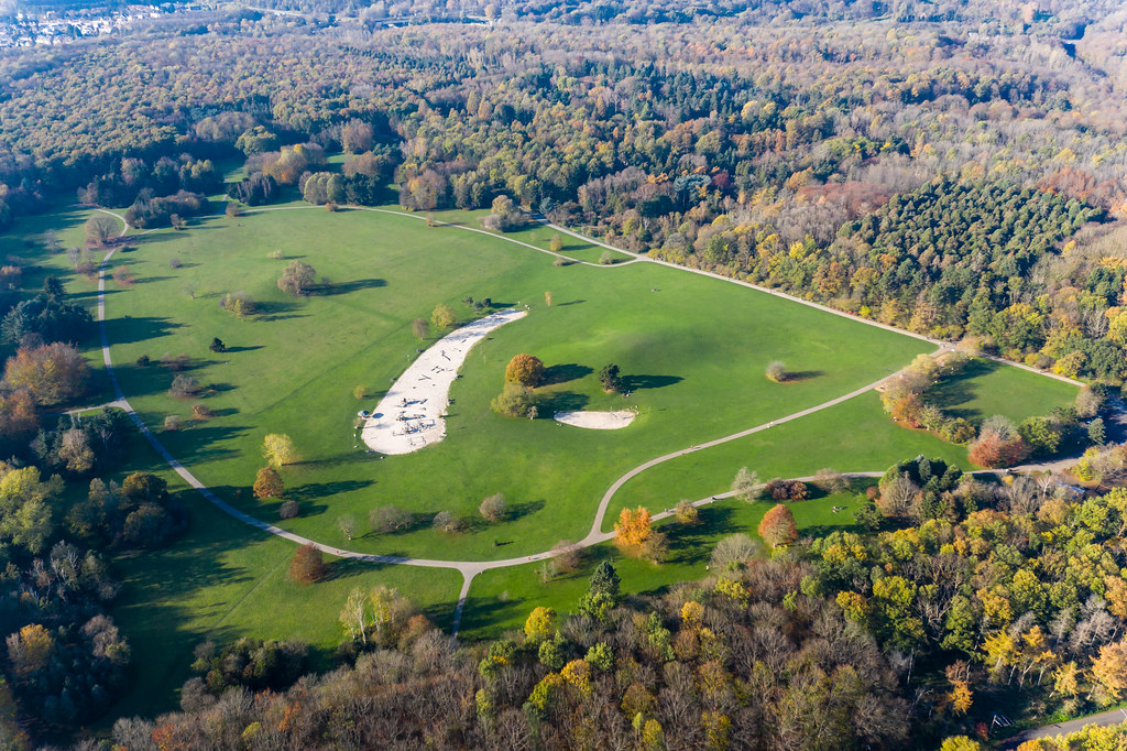 Große Grünfläche mit Abenteuerspielplatz im Forstbotanischen Garten und Friedenswald in Köln, Deutschland
