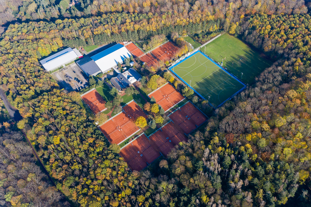 Marienburger Sport-Club 1920 e.V. mit vielen Tennisplätzen und Fußballplätzen im Forstbotanischen Garten und Friedenswald in Köln aus der Luft fotografiert