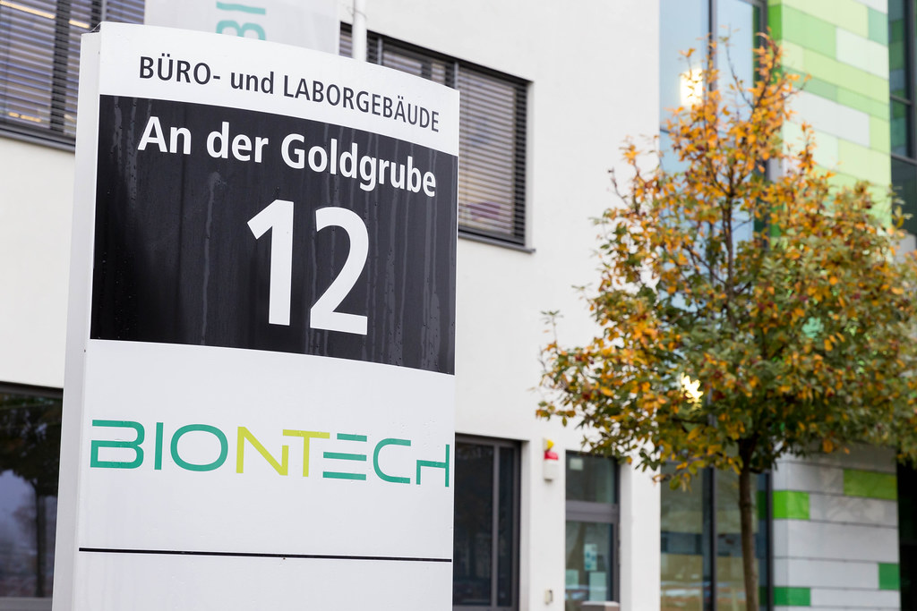 BioNTech Hauptsitz mit Büro-und Laborgebäude Informations-Schild mit Adresse An der Goldgrube 12 in Mainz, Deutschland