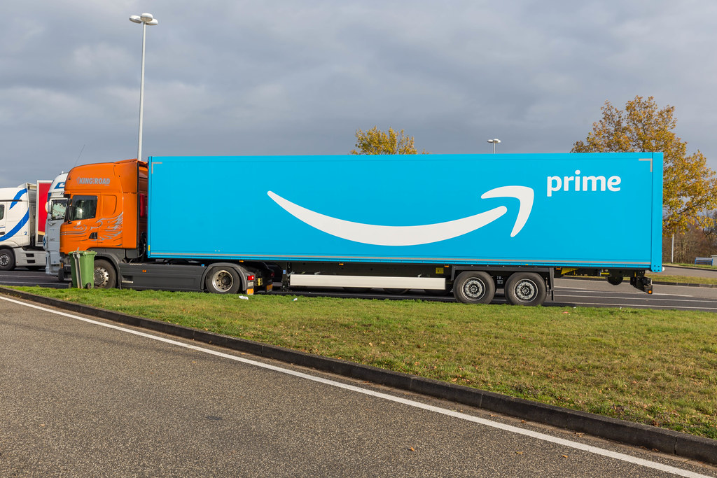 Amazon Prime LKW mit Prime Logo parkt neben anderen LKWs auf einem Rastplatz in Rheinland-Pfalz in Deutschland