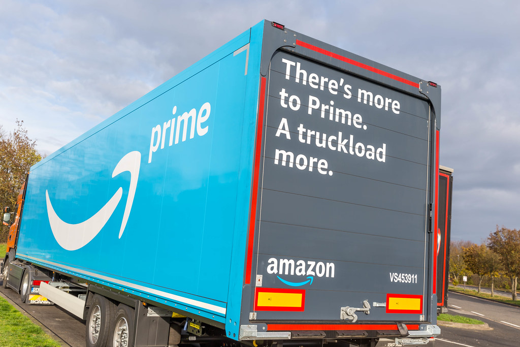 Amazon Prime LKW bedruckt mit großem Prime Logo und Wörtern 'There's more to Prime. A Truckload more.' parkt auf einem Rast Platz in Rheinland-Pfalz in Deutschland.