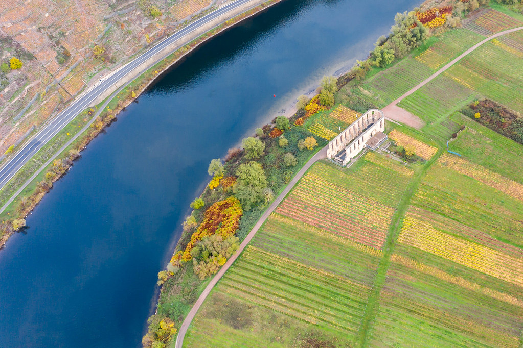 Luftaufnahme der Klosterruine Stuben auf der Moselschleife neben dem Fluss Mosel und der Bundesstraße B49 bei der Ortsgemeinde Bremm in Deutschland