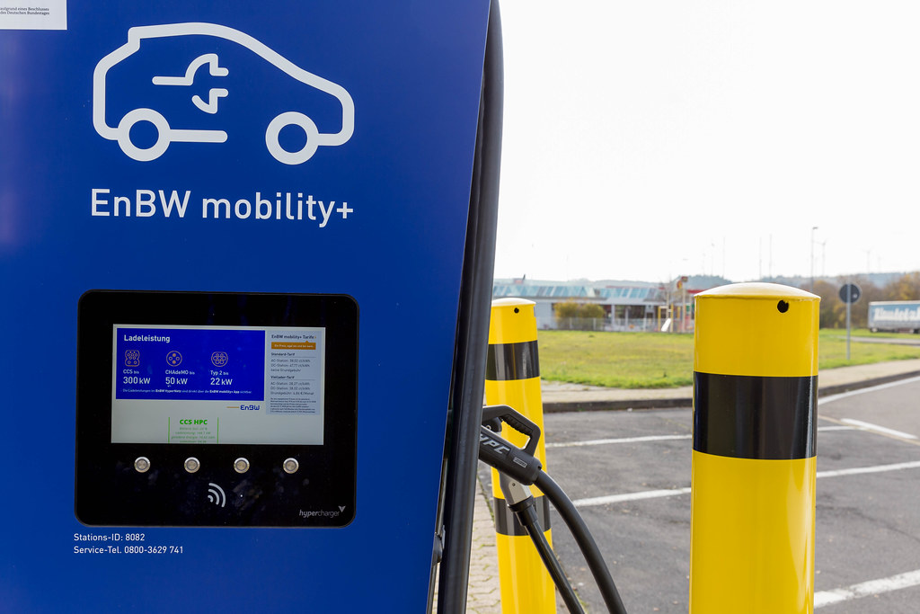 Nahaufnahme einer EnBW mobility+ Elektro-Ladestation mit Touchscreen an einer Autobahn Raststätte in Deutschland