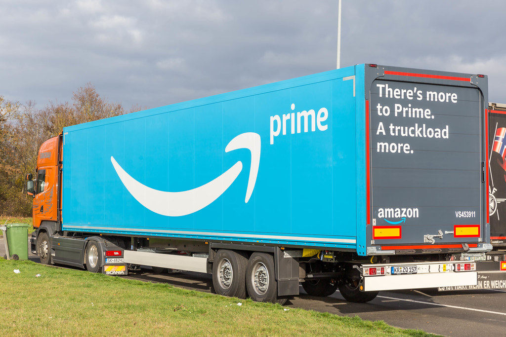 Amazon Prime LKW mit großem Logo und Aufschriften parkt auf einem Rastplatz in Rheinland-Pfalz