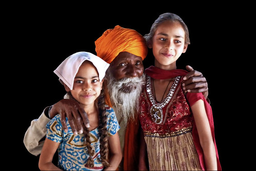 India - Punjab - Amritsar - Golden Temple - Sikh With Young Girls - 410d