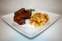 Honey BBQ chicken wings with garlic potatoes / Honig-BBQ Chicken Wings mit Knoblauchkartoffeln