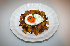Fried potatoes with bacon & fried egg / Bratkartoffeln mit Speck & Spiegelei