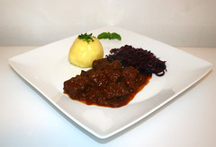 Tender beef goulash with red cabbage & dumpling / Zartes Rindergulasch mit Rotkraut & Knödel