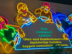 Löffelfamilie: A Spoon Family made of neon in Leipzig