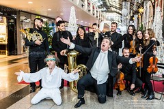 Flashmob de The Royal Gag Orchestra de Yllana. Principe Pio. Madrid. Noviembre 2021