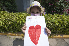 280122 Niños llevan cartas a animalitos afectados por del derrame de petroleo 