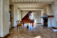 Villa Grand Piano
