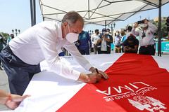280322 Alcalde Jorge Muñoz participa de la firma de camiseta gigante de la selección