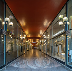 edificio per uffici e negozi in corso Europa, Milano