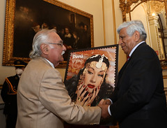 300922 Alcalde de Lima, Miguel Romero, presentó sello postal de Yma Sumac en conmemoración a los cien años de su nacimiento