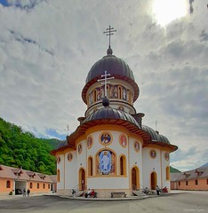 Mănăstiri și biserici