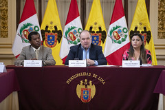 010223 Alcalde Rafael López Aliaga presenta la copa "Ciudad de Lima"