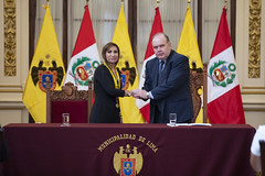 080323 Alcalde Rafael López Aliaga condecora a la Fiscal de la Nación