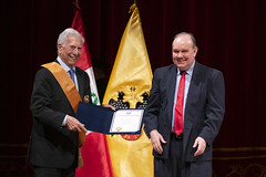 200323 Alcalde Rafael López Aliaga condecora a Mario Vargas Llosa con la orden al mérito en el grado de Gran Cruz
