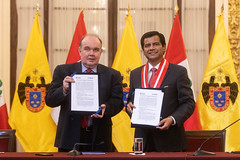 290323 Alcalde Rafael López Aliaga firma convenio con  la Universidad Peruana