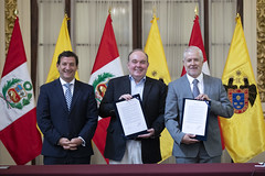 040423 Alcalde Rafael López Aliaga en firma de convenio con la empresa Claro