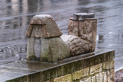 S 141_23 CRACOVIE: Sculptures du Parc Krakowski sous la pluie