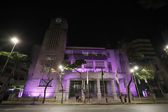 Iluminação lilás prédio sede da PBH. 08/08/2023