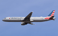 Airbus.A321-211.N181UW.KDFW.2021-12-28.American.002