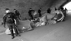 17 h - Destruction tentes quai de Seine