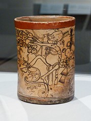 Vaso estilo códice con escena mitológica. 
