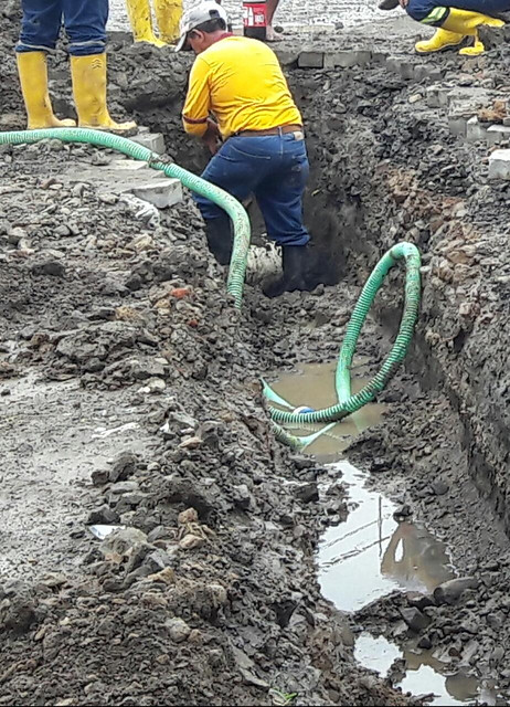Reparación de tubería principal de agua potable en calles González y Libertad