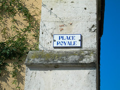 Cycle tour from Bordeaux to Barcelona: Place Royale, village in Bordeau region