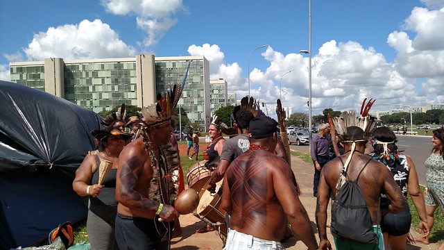 Indígenas dançam e cantam na Esplanada dos Ministérios enquanto acampamento é reorganizado - Créditos: BdF