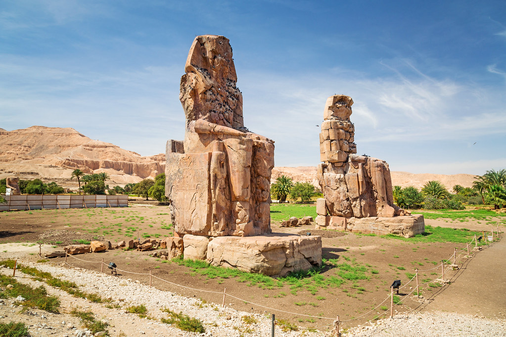 Les deux célèbres colosses d’Aménophis III, dits de Memnon