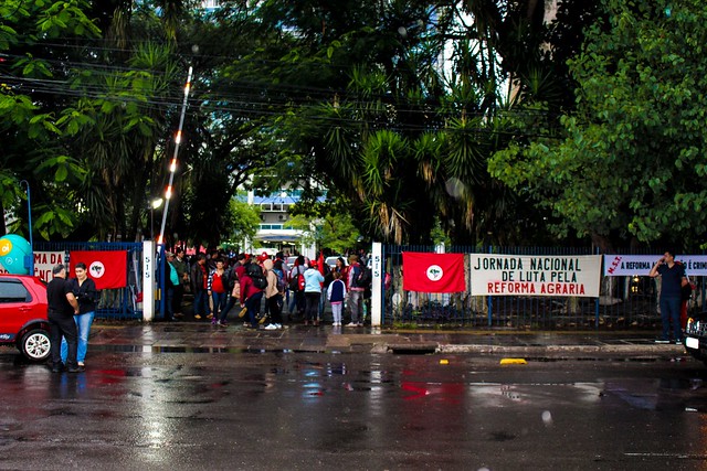Trabalhadores sem-terra protestam na capital gaÃºcha "contra a paralisia" do Incra no estado - CrÃ©ditos: Foto: Maiara Rauber
