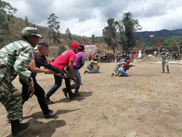 Com treino militar, Venezuela prepara população para resistir a ataque dos EUA