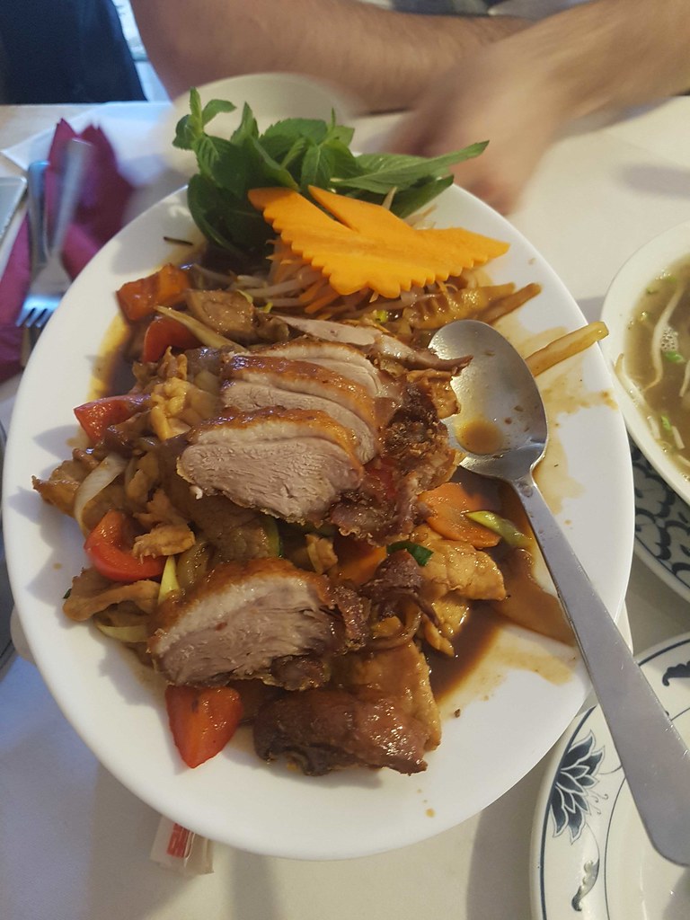 Gebratenes verschiedenes Fleisch mit knuspriger Ente und Gemüse bei Saigon Restauruant