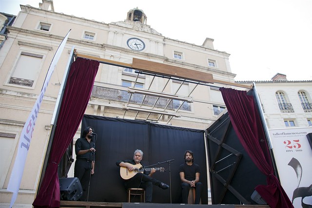 Flamenco de rue : Lucía "La Piñona" en spectacle sur un triporteur vintage