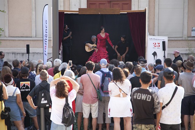 Flamenco de rue : Lucía "La Piñona" en spectacle sur un triporteur vintage