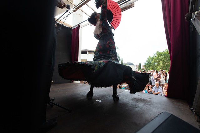 Flamenco de rue : Ángeles Gabaldón en spectacle sur un triporteur vintage